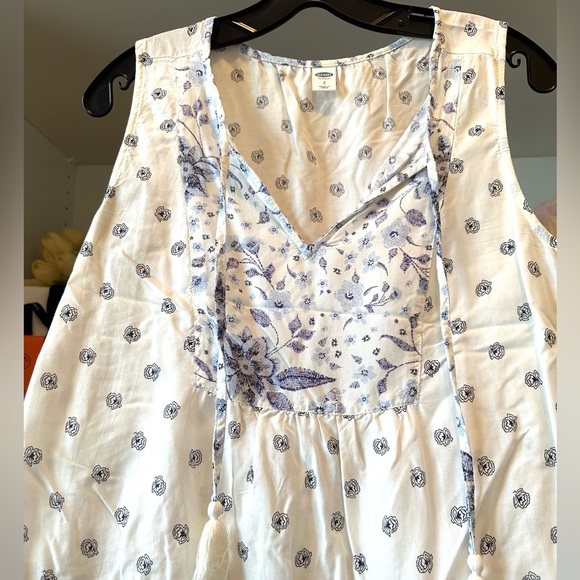 Old Navy sleeveless V-neck top - blue and white Lightweight for summer - Picture 3 of 8